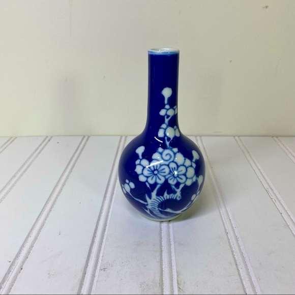 Asian Prunus blue & white floral small vase - Picture 2 of 7